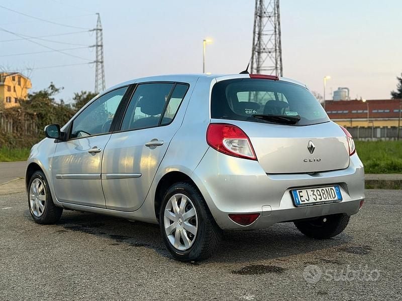 Usata Renault Clio II 75 CV (55 kW) 2011 Grigio Berlina