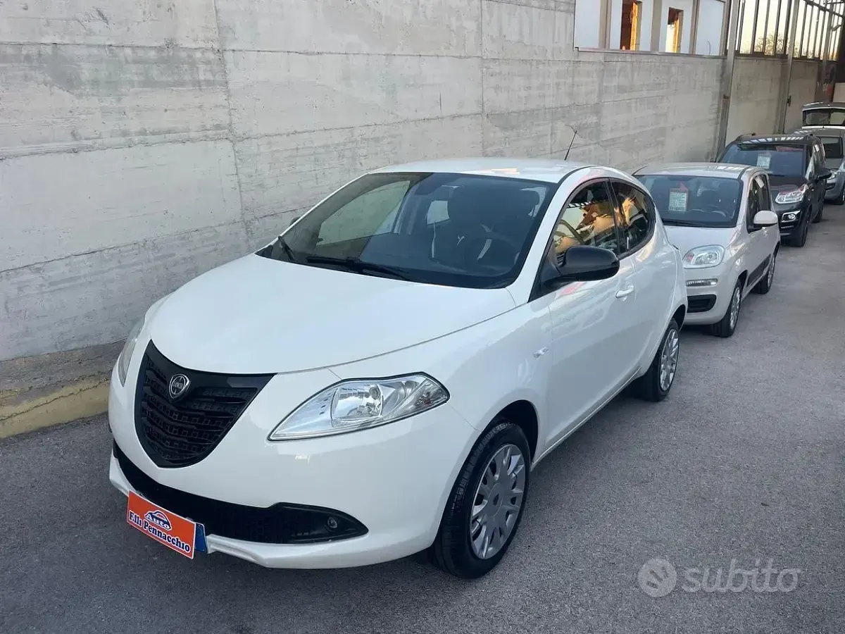 Usata Lancia Ypsilon 69 CV (50 kW) 2015 Bianco Utilitaria