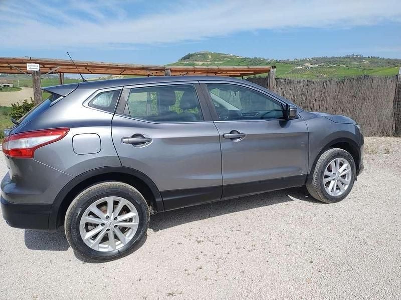 Usata Nissan Qashqai Acenta 110 CV (80 kW) 2016 Grigio SUV