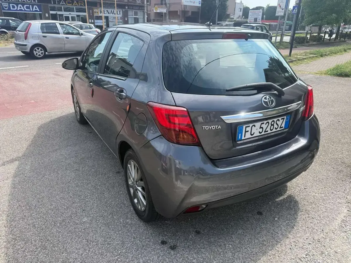Usata Toyota Yaris Lounge 90 CV (66 kW) 2016 Grigio Berlina