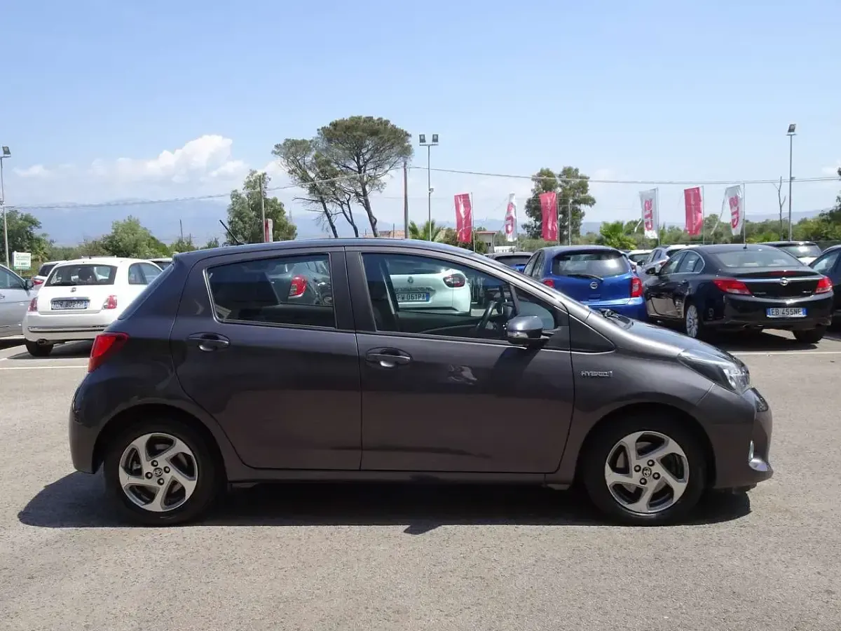 Usata Toyota Yaris Hybrid Active 73 CV (53 kW) 2016 Grigio Berlina