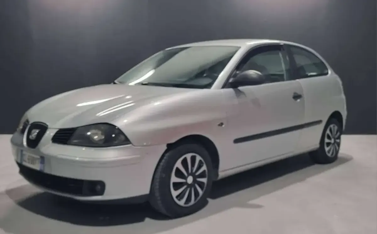 Usata Seat Ibiza Stella 64 CV (47 kW) 2003 Argento Utilitaria