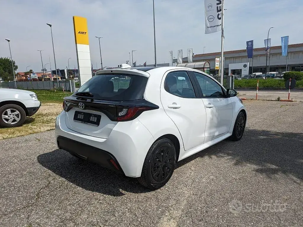Usata Toyota Yaris 72 CV (52 kW) 2023 Bianco Utilitaria
