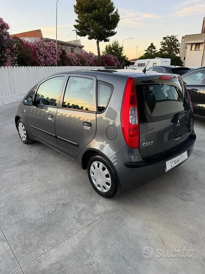 Usata Mitsubishi Colt Invite 75 CV (55 kW) 2006 Grigio Utilitaria