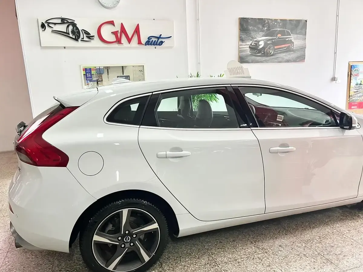 Usata Volvo V40 R-Design Kinetic 115 CV (84 kW) 2013 Bianco Berlina