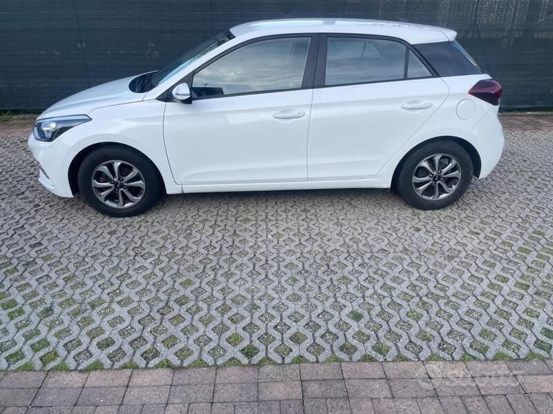Usata 2019 Hyundai i20 Tre volumi | 8700 € (Ottimo prezzo) - Immagine 1/4