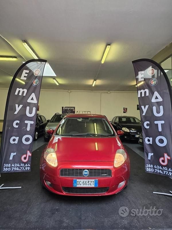 Rosso Usata 2009 Fiat Grande Punto Due volumi | 2990 € (Buon prezzo) - Immagine 1/4