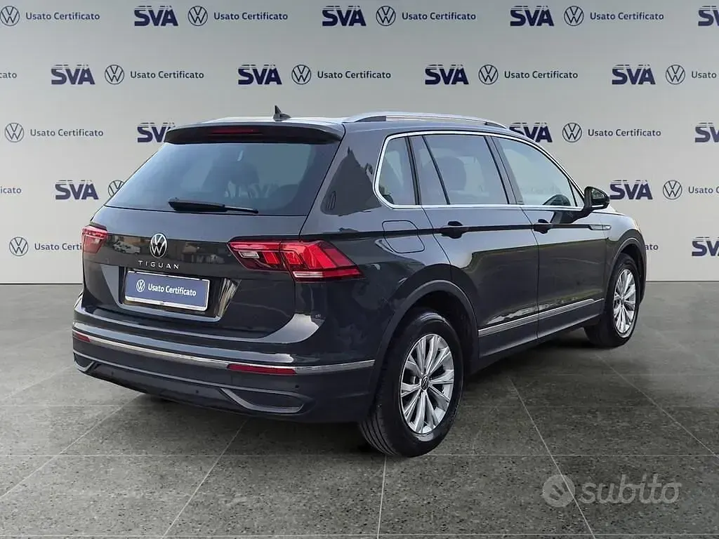 Usata VW Tiguan Life 150 CV (110 kW) 2023 Grigio urano SUV