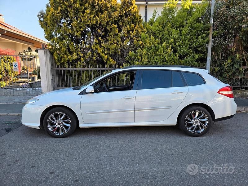 Usata Renault Laguna III 110 CV (80 kW) 2009 Bianco Station wagon