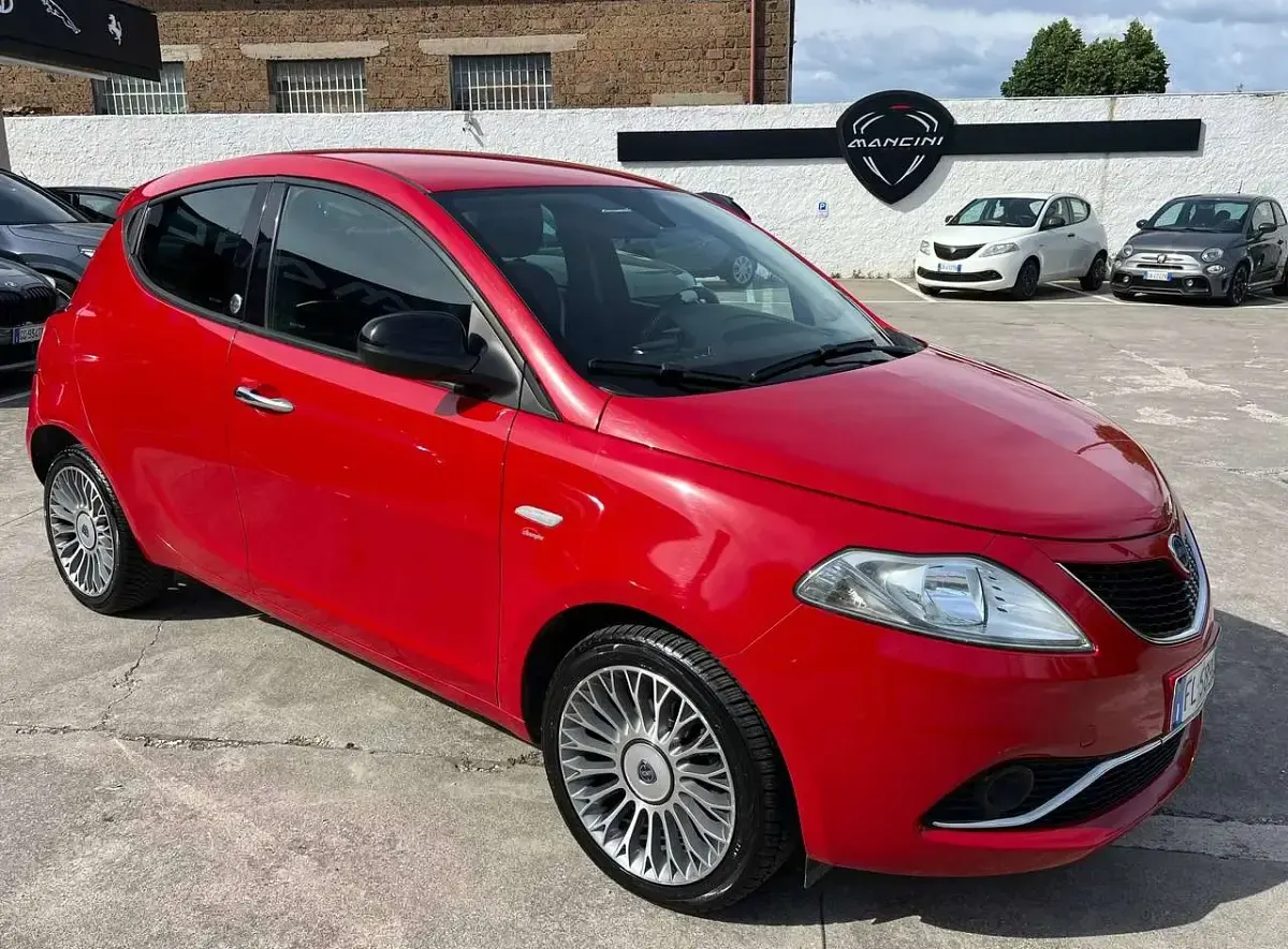Usata Lancia Ypsilon Silver 69 CV (50 kW) 2017 Rosso Utilitaria
