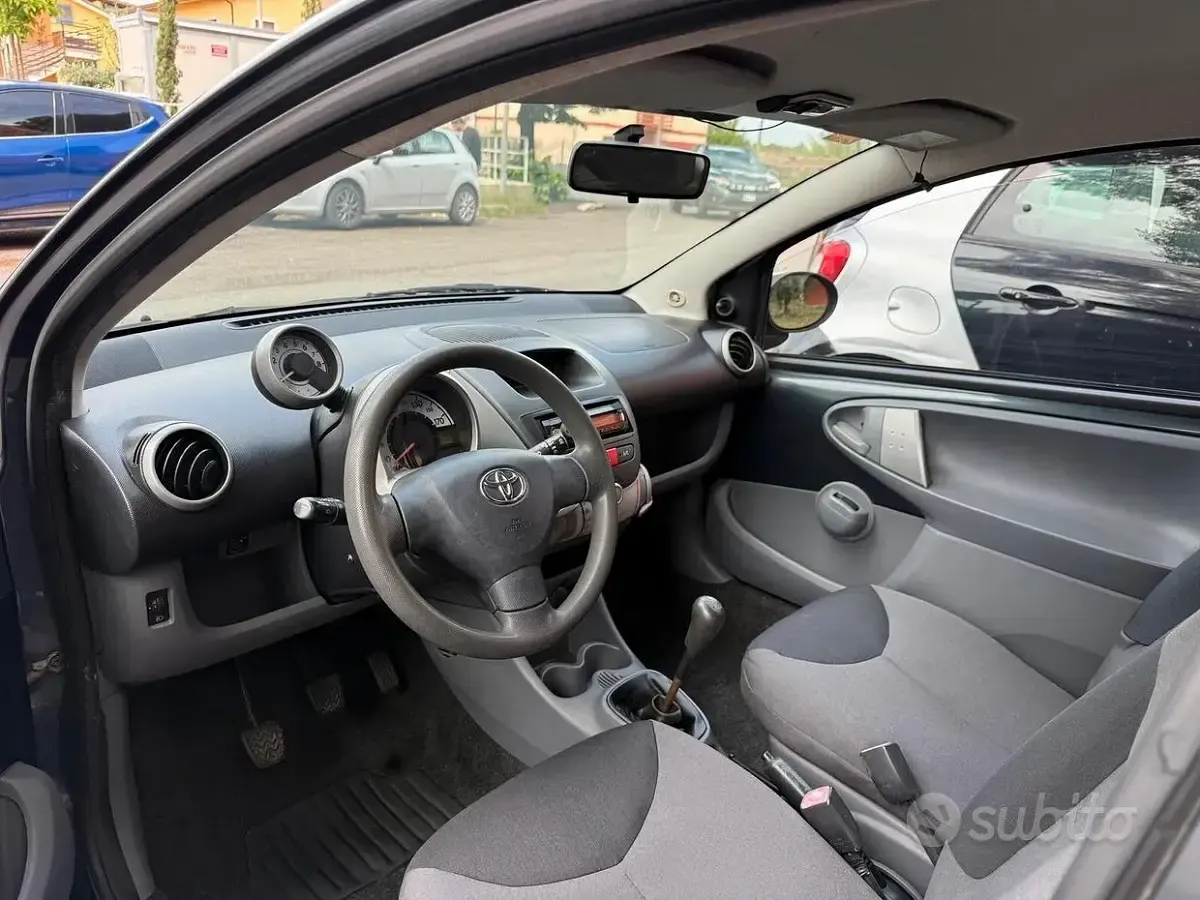 Usata Toyota Aygo 68 CV (50 kW) 2005 Grigio Utilitaria