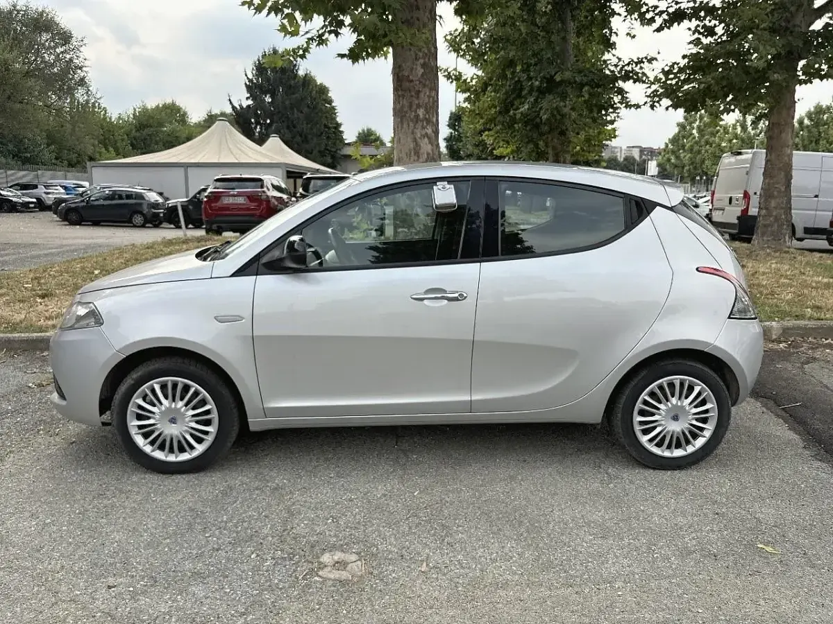 Usata Lancia Ypsilon Gold 69 CV (50 kW) 2019 Grigio Utilitaria