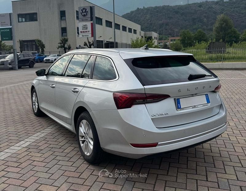Usata Skoda Octavia Executive 116 CV (85 kW) 2024 Gray Station wagon