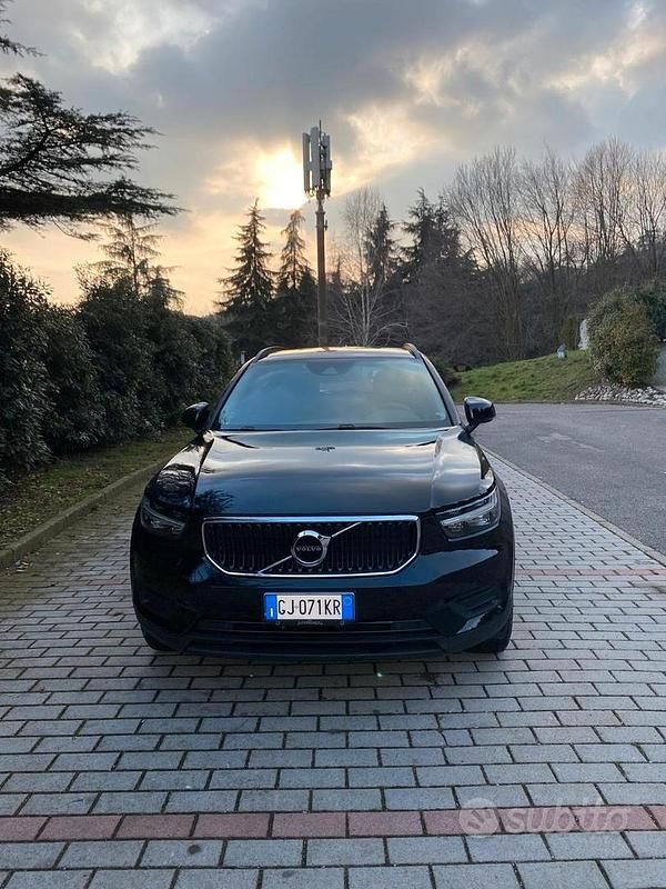 Usata Volvo XC40 Momentum 129 CV (94 kW) 2022 Nero SUV