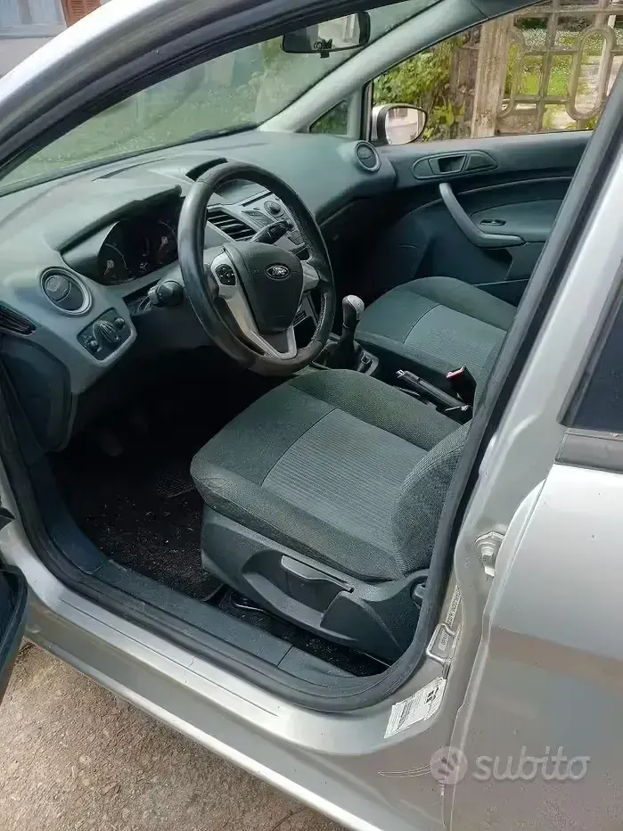 Usata Ford Fiesta 97 CV (71 kW) 2010 Grigio Berlina