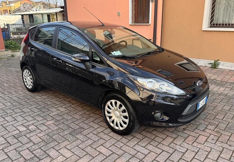 Usata Ford Fiesta 97 CV (71 kW) 2011 Grigio Utilitaria