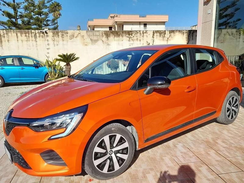 Usata Renault Clio V SE 67 CV (49 kW) 2023 Arancione Berlina
