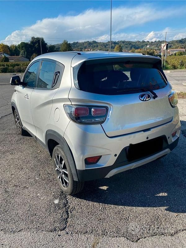 Usata Mahindra KUV100 87 CV (63 kW) 2023 Grigio SUV