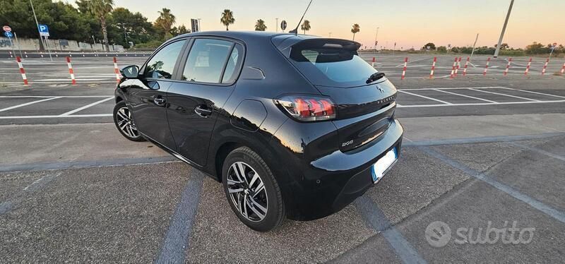 Usata Peugeot 208 68 CV (50 kW) 2023 Nero Utilitaria