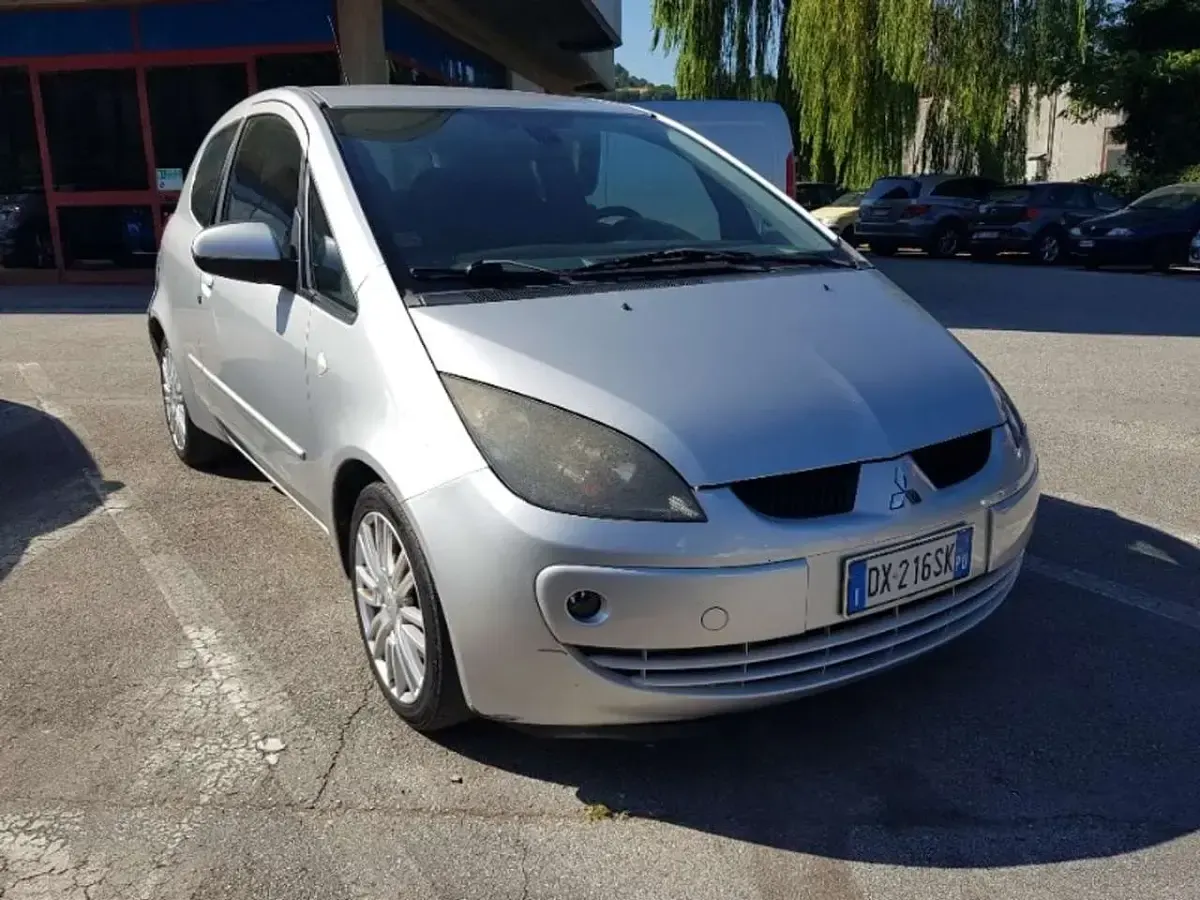 Usata Mitsubishi Colt Invite 75 CV (55 kW) 2009 Argento metallizzato Utilitaria