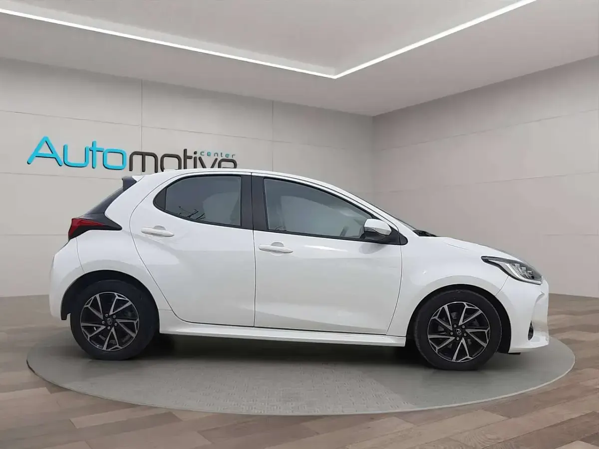 Usata Toyota Yaris Hybrid Trend 92 CV (67 kW) 2021 Bianco Berlina