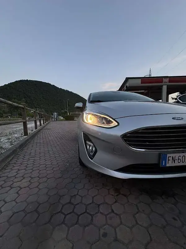 Usata Ford Fiesta Titanium 86 CV (63 kW) 2018 Grigio Utilitaria
