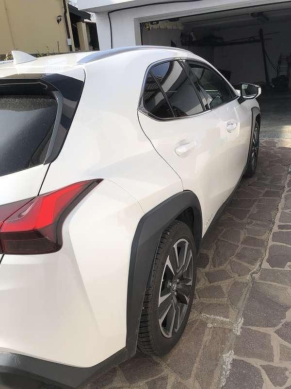 Usata Lexus UX 250h Executive Line 152 CV (111 kW) 2019 Bianco SUV