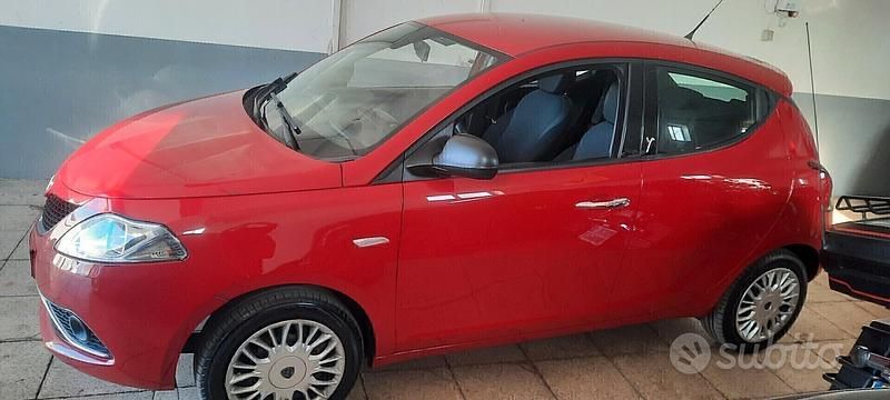 Usata Lancia Ypsilon 69 CV (50 kW) 2015 Rosso Utilitaria