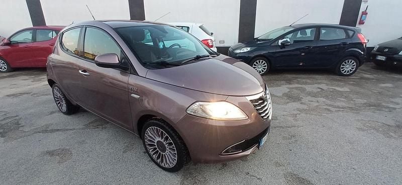 Usata Lancia Ypsilon Platinum 69 CV (50 kW) 2015 Viola Utilitaria