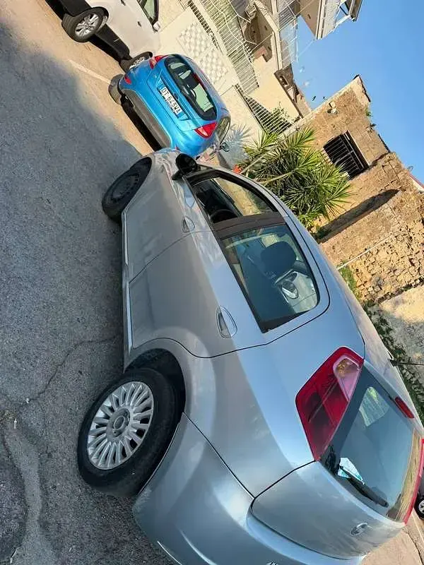 Usata Fiat Grande Punto Active 65 CV (47 kW) 2007 Bluazzurro Utilitaria