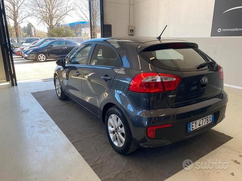Usata Kia Rio City 85 CV (62 kW) 2015 Grigio Berlina