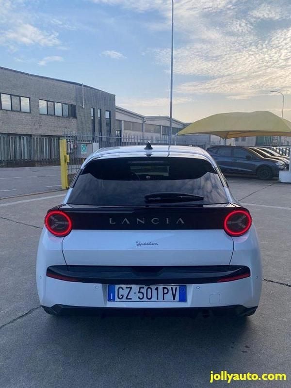 Usata Lancia Ypsilon 101 CV (74 kW) 2025 Bianco / metallizzato Utilitaria