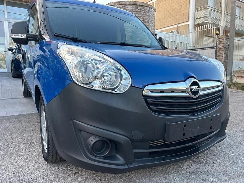 Usata Opel Combo 105 CV (77 kW) 2013 Blu Monovolume