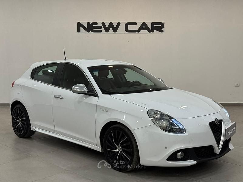 Bianco Usata 2016 Alfa Romeo Giulietta Super Tre volumi | 8200 € (Buon prezzo) - Immagine 1/4