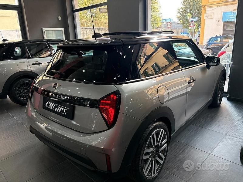 Argento Usata 2024 Mini Cooper Classic Due volumi | 29.901 € (Cara) - Immagine 1/4