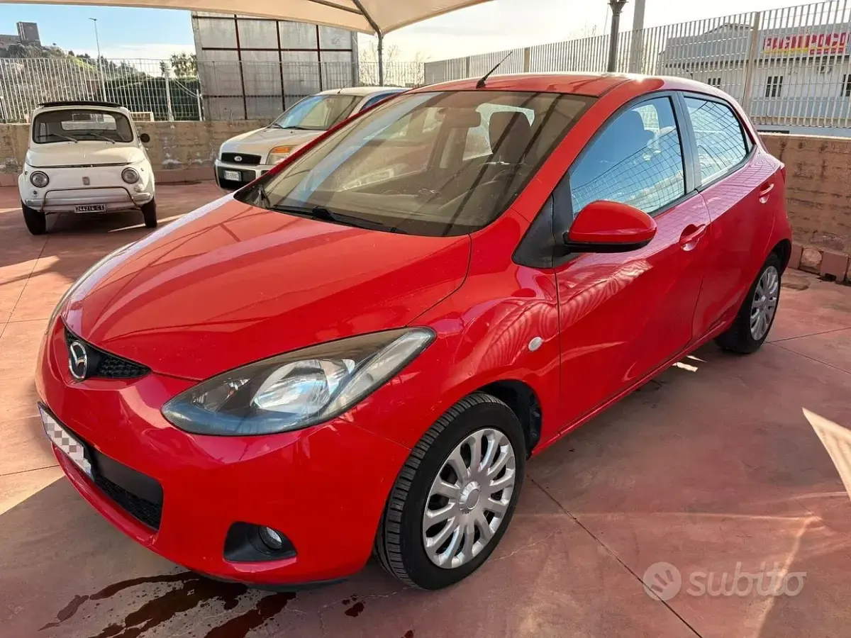 Usata Mazda 2 75 CV (55 kW) 2009 Rosso Utilitaria