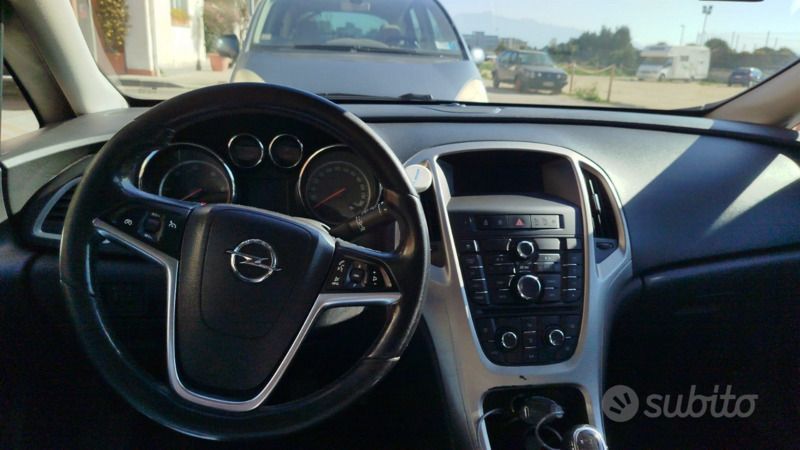 Usata 2009 Opel Astra Tre volumi | 3000 € (Molto cara) - Immagine 1/4