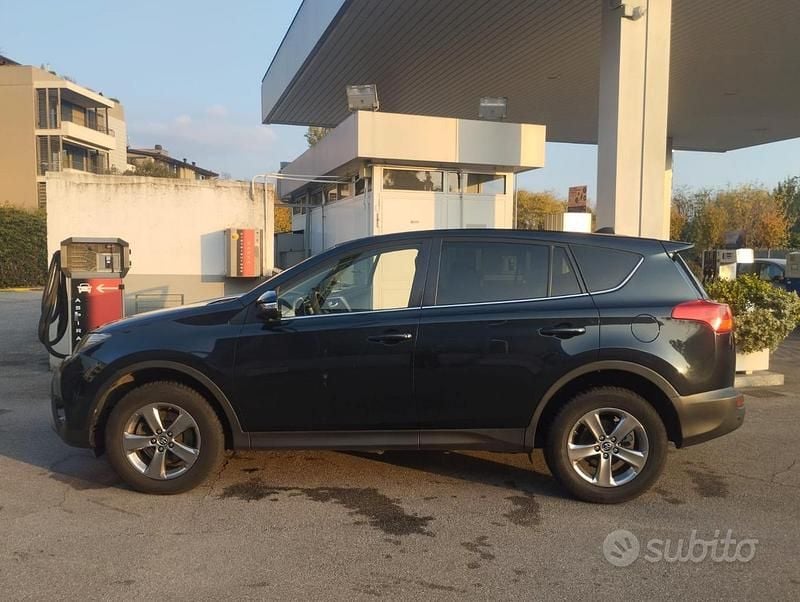 Usata Toyota RAV4 Active 124 CV (91 kW) 2015 Blu Berlina