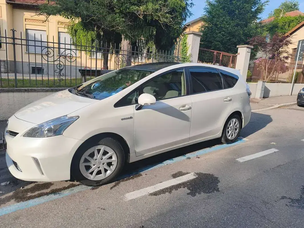 Usata Toyota Prius Lounge 99 CV (72 kW) 2012 Bianco Monovolume