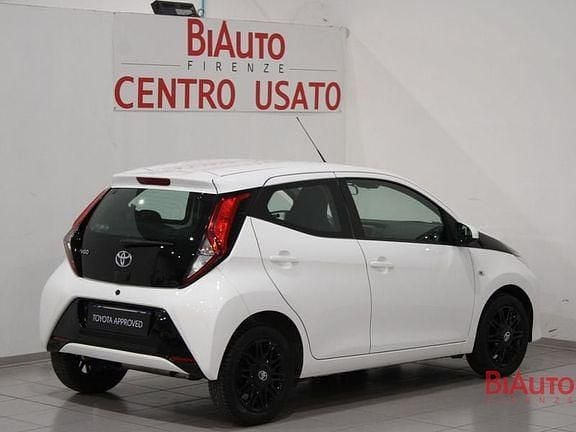 Usata Toyota Aygo X-play 72 CV (52 kW) 2021 Bianco Utilitaria