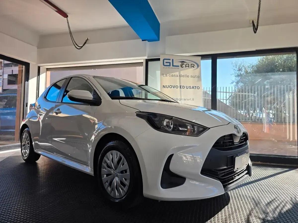 Nuova Toyota Yaris Hybrid Lounge 92 CV (67 kW) 2026 Bianco Berlina