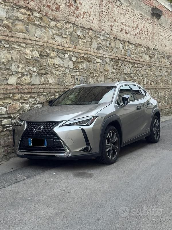 Usata 2020 Lexus UX 250h Executive Line SUV | 24.500 € (Cara) - Immagine 1/4