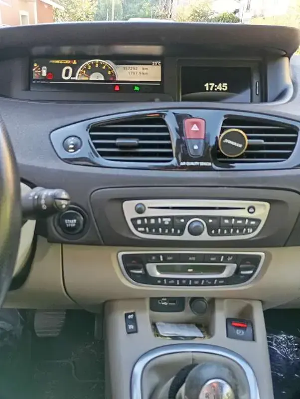 Käytetty Renault Scenic E-Tech Dynamique 110 HP (80 kW) 2011 Kulta Tila-auto