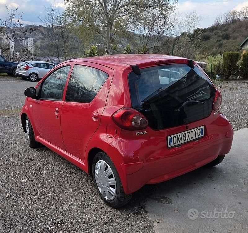 Usata Toyota Aygo 67 CV (49 kW) 2007 Rosso Utilitaria