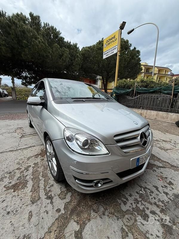 Usata Mercedes B200 140 CV (102 kW) 2011 Grigio Monovolume