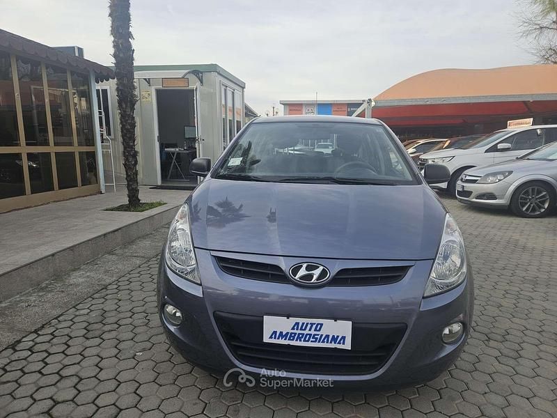 Usata Hyundai i20 Comfort 77 CV (56 kW) 2009 Grigio Utilitaria
