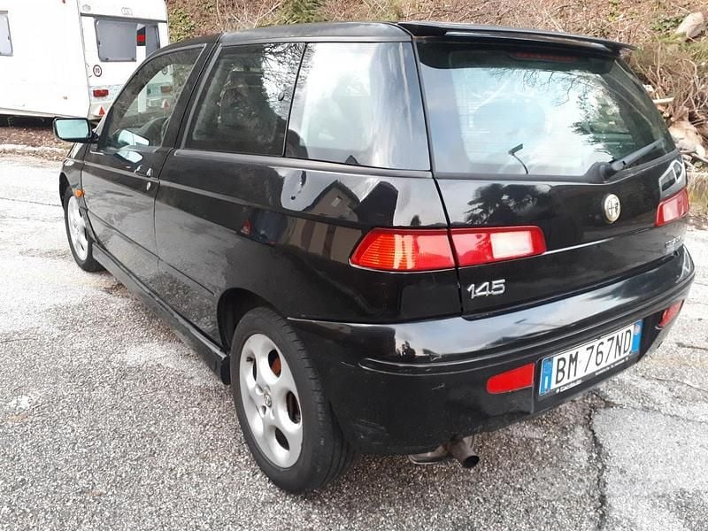Usata Alfa Romeo 145 103 CV (75 kW) 2000 Nero Utilitaria