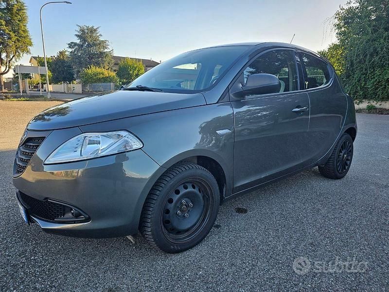Usata Lancia Ypsilon 69 CV (50 kW) 2015 Grigio Utilitaria