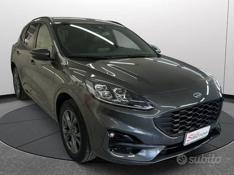 Usata Ford Kuga ST-Line X 190 CV (139 kW) 2023 Grigio scuro SUV