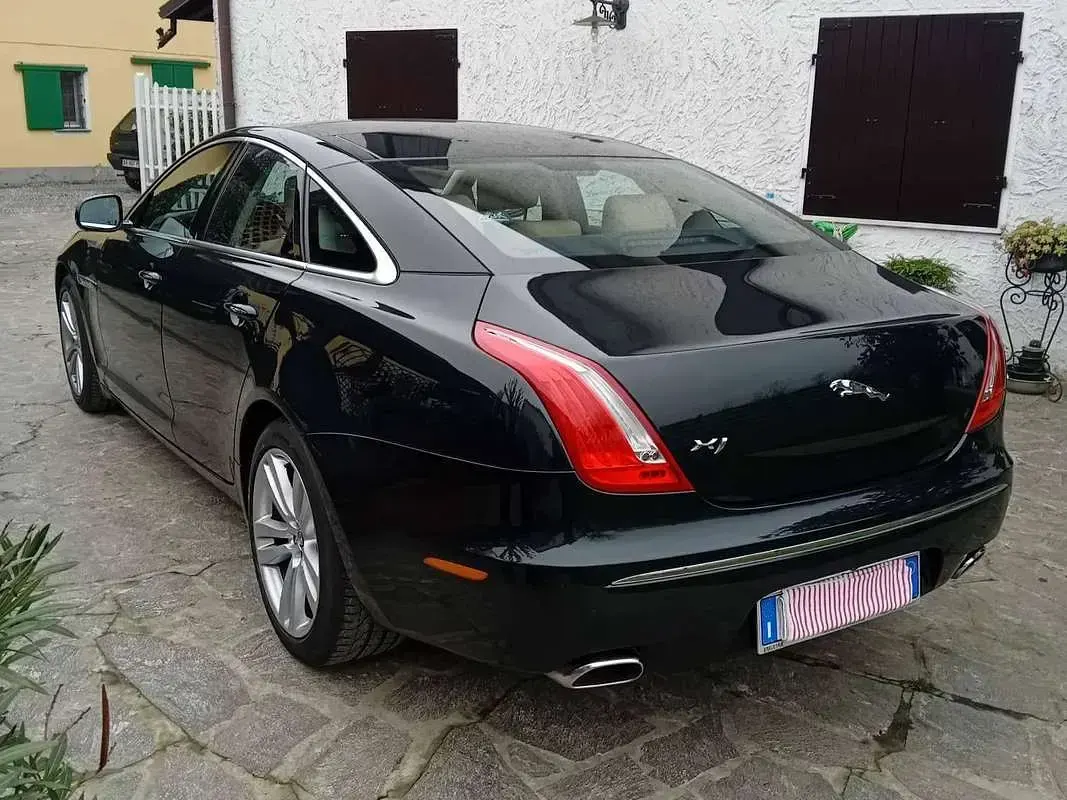 Usata Jaguar XJ Premium Luxury 275 CV (202 kW) 2011 Verde Berlina